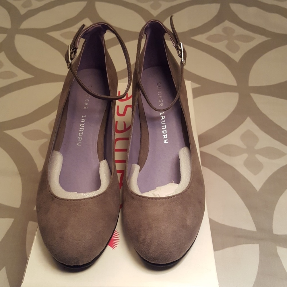 Chinese Laundry wedges- grey